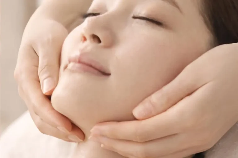 生活美容臉部護理示意,美容師專業手法改善肌膚問題