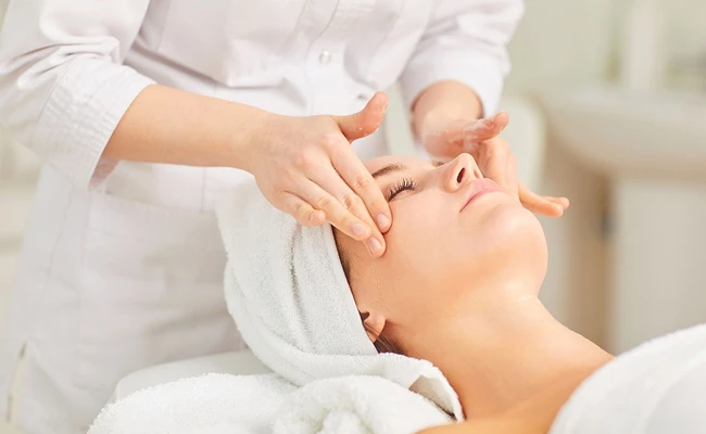 美容師專業評估，量身打造臉部保養方案