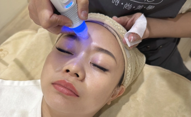 水飛梭雙渦旋負壓清潔，深層吸附毛孔污垢與粉刺