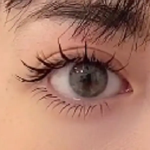 漫畫款仿真美睫，分束設計打造立體眼神