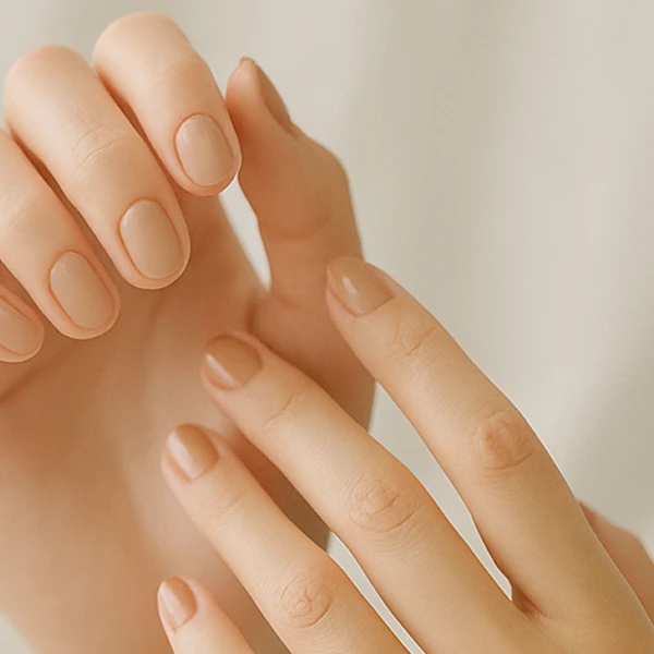 女性手部特寫，單色凝膠美甲展現自然光澤