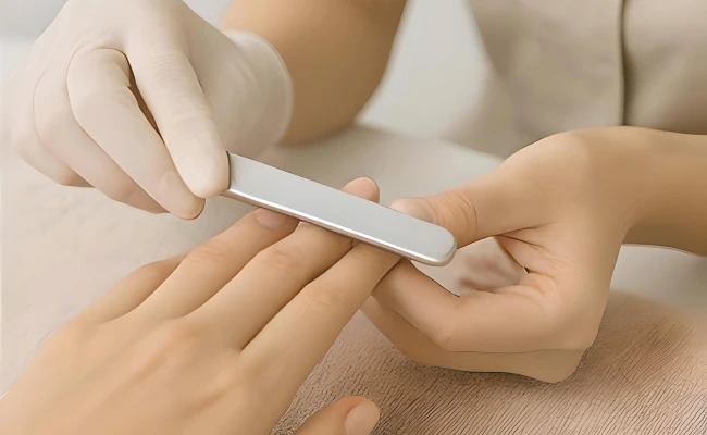 手部護理特寫，全方位清潔指甲與甲緣