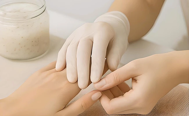 修整指甲形狀過程，打造整齊自然的指甲線條