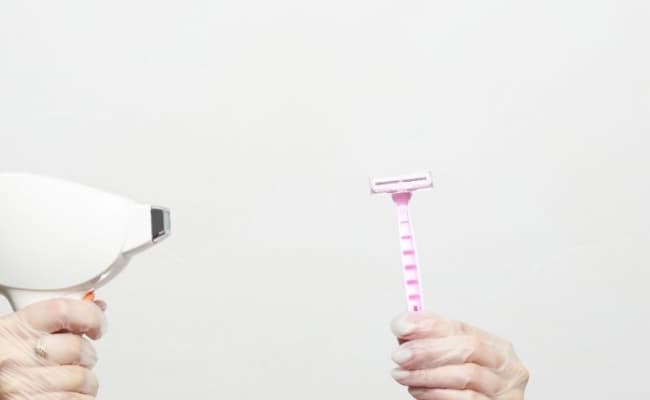 女性使用除毛刀快速刮除毛髮