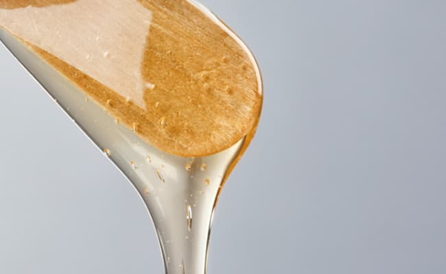 美容師為女性進行熱蠟除毛，溫和去除毛髮